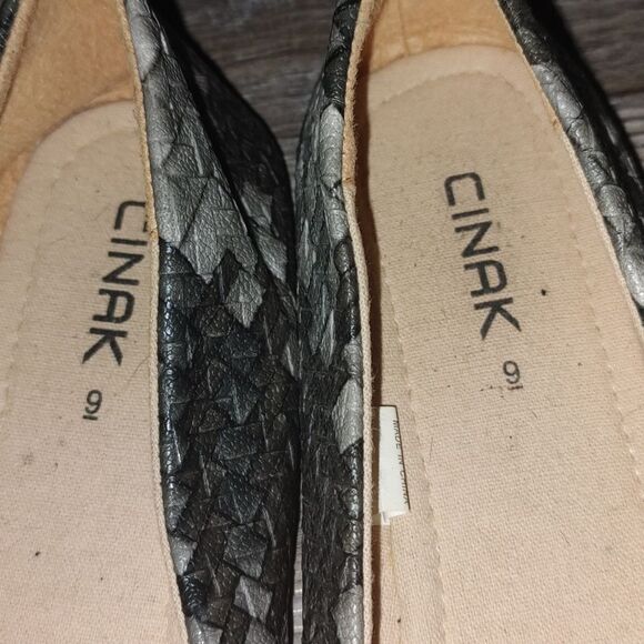 Cinak various shades of gray silver flats Sz 9 - Picture 6 of 7